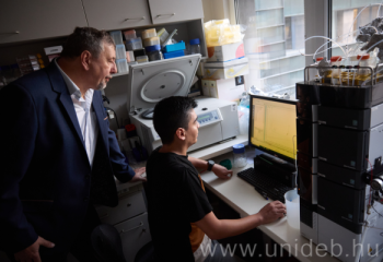 A daganatos betegségek mellett a Parkinson-kór és az Alzheimer-kór kezelésében is jelentős áttörést hozhat a Debreceni Egyetem szakembereinek nemzetközi kollaborációban végzett kutatása.